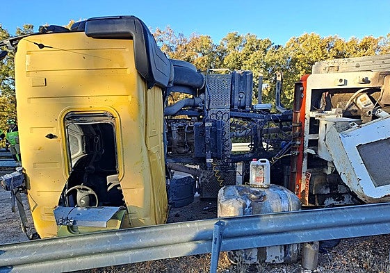 Camión volcado este martes por la mañana en Maderuelo.