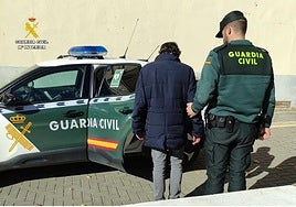 Un agente de la Guardia Civil con el vecino localizado este martes.
