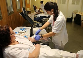 Personal sanitario dona sangre durante el maratón de ayer en el Hospital.