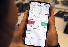 Una persona revisa el estado de la bolsa de valores en una aplicación móvil.