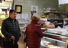 Una panadería de la Plaza de Abastos con cartones de huevos en el mostrador.