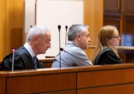 El acusado, en el centro, durante el primer día de juicio en la Audiencia de Valladolid.