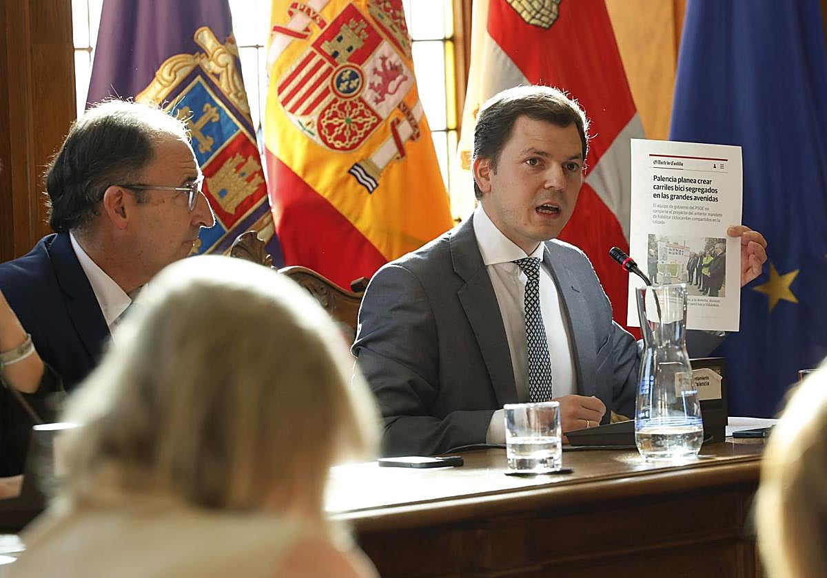El portavoz del PP, Víctor Torres, en una sesión del pleno municipal.