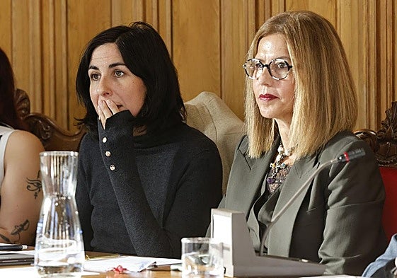 Las concejalas de Vamos Palencia, Marta Font y Maribel Contreras, en el pleno.