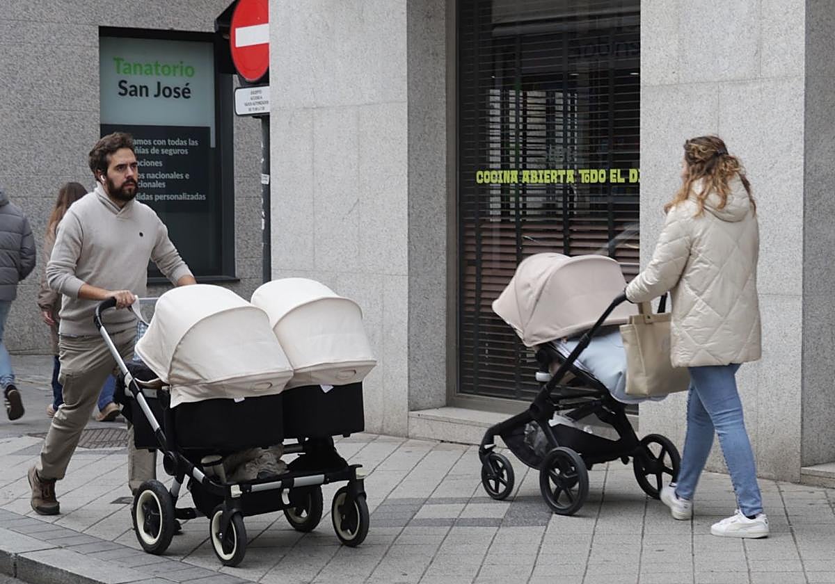 Carritos de bebé por la Bajada de la Libertad.