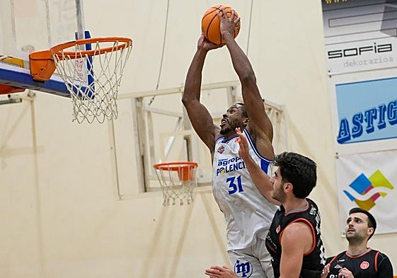 Ugochukwu se levanta para aplastar el balón contra la canasta.