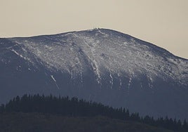 Nieve en el alto de El Morredero en Ponferrada hace unos días.