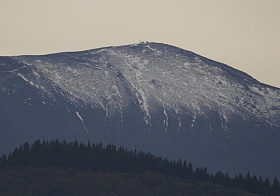 Nieve en el alto de El Morredero en Ponferrada hace unos días.