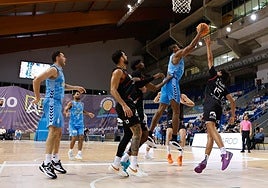 Ugochukwu intenta capturar un rebote en el partido de la Copa España ante el Fibwi Mallorca.