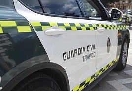 Un conductor con el carné retirado, sin ITV ni seguro y ebrio y drogado se encierra en su vehículo