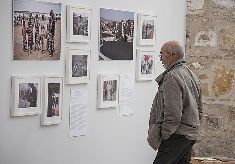 Un visitante observa algunas de las imágenes de la muestra.