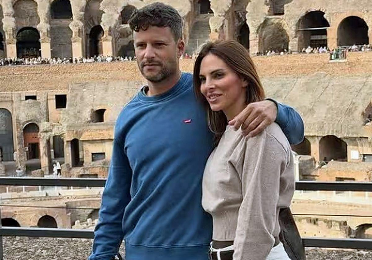 Irene Rosales con su novio Guillermo, en el Coliseo de Roma.