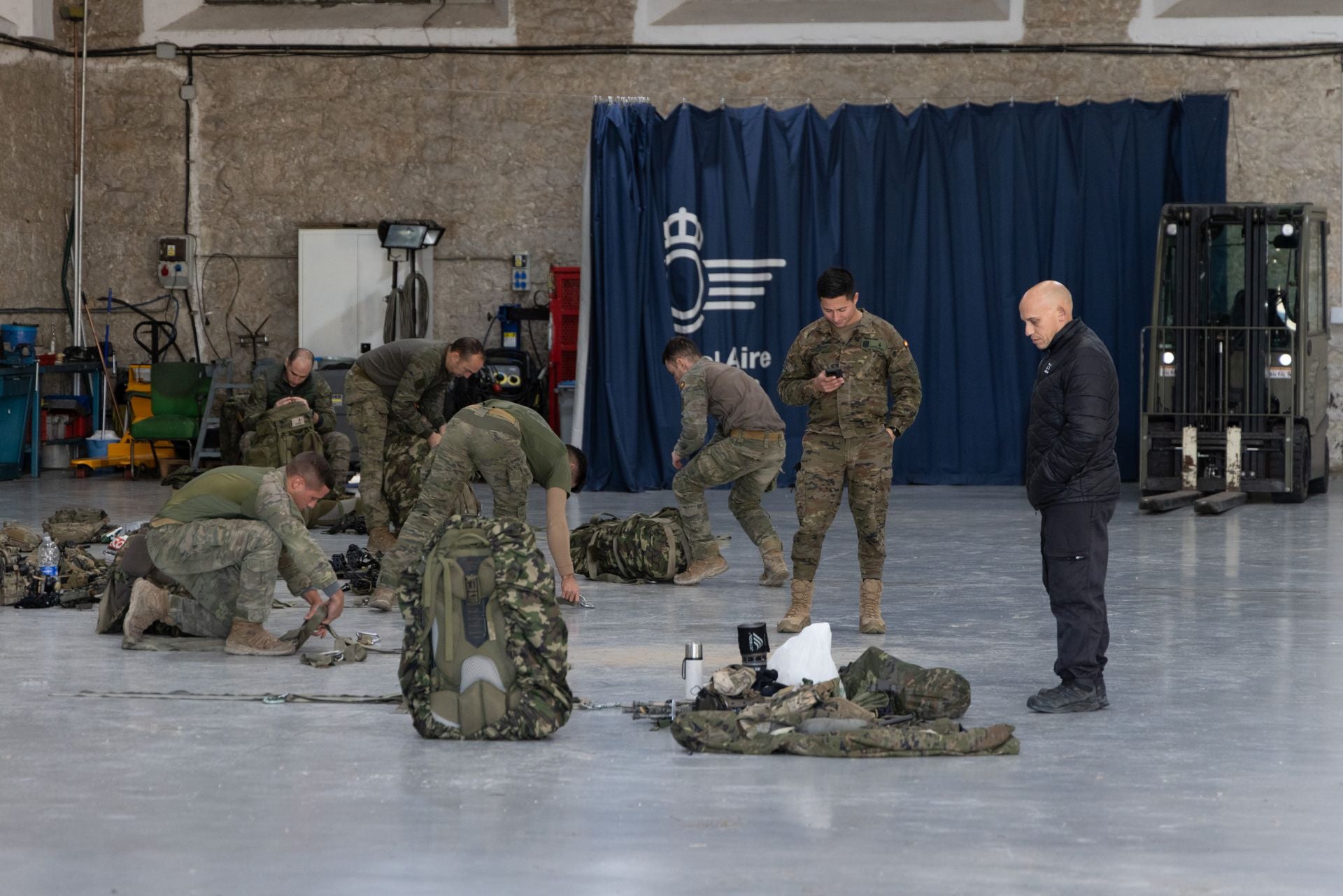 Maniobras paracaidistas en Villanubla