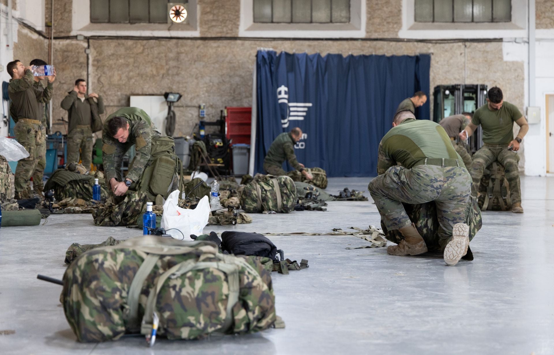 Maniobras paracaidistas en Villanubla