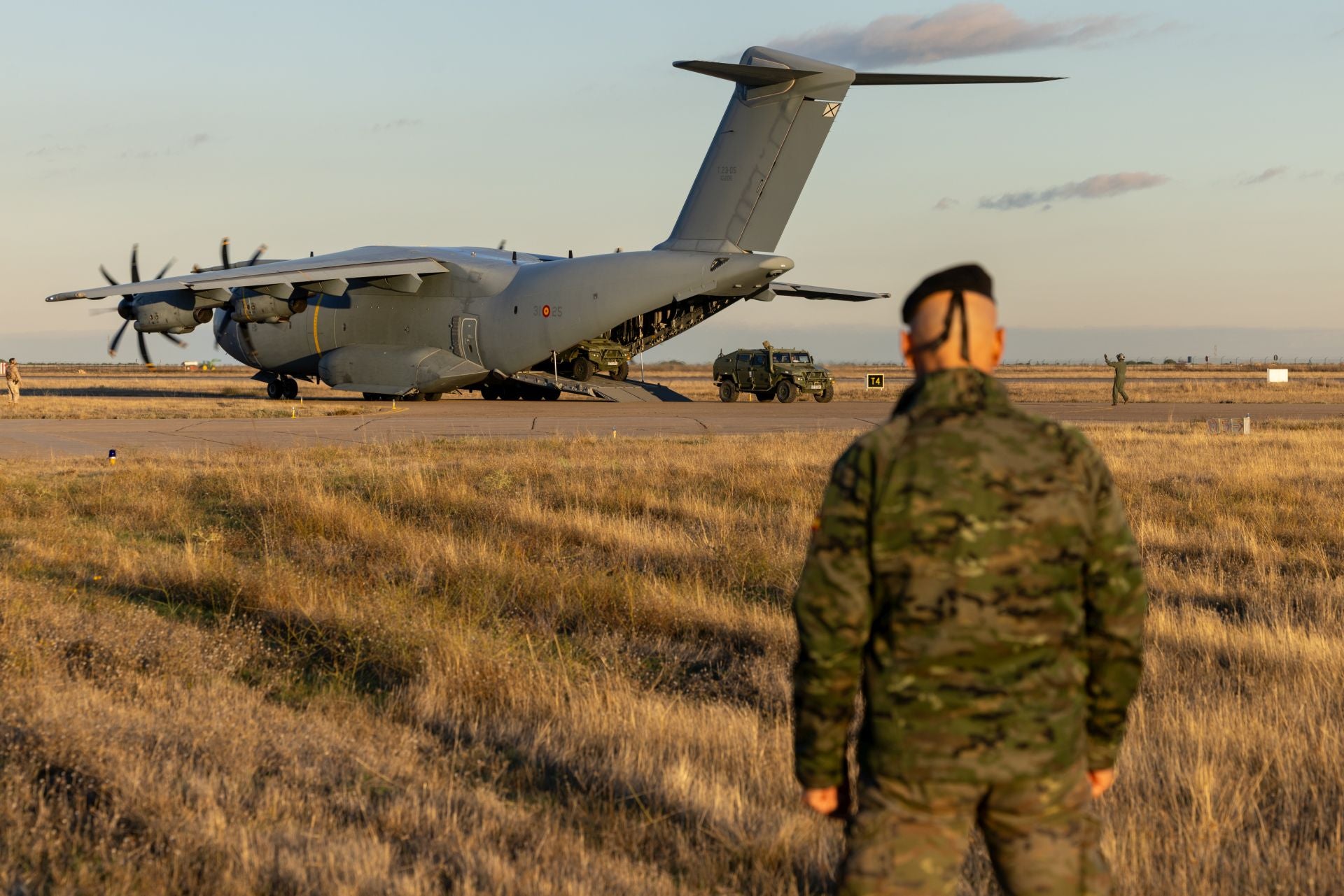Maniobras paracaidistas en Villanubla