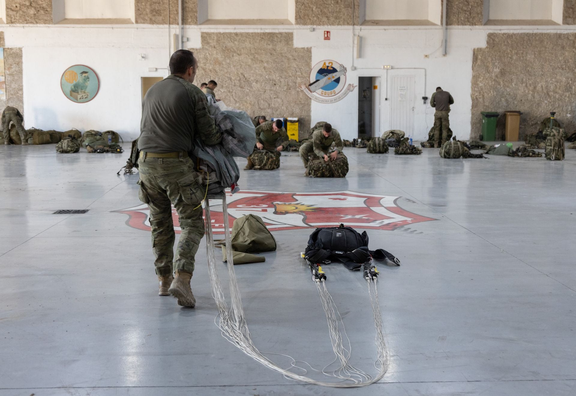 Maniobras paracaidistas en Villanubla