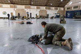 Maniobras paracaidistas en Villanubla