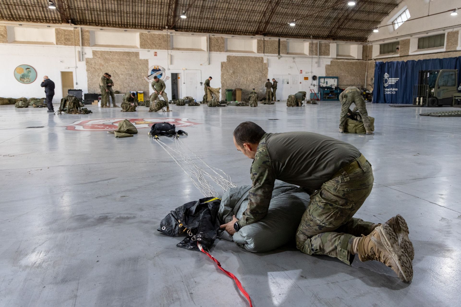 Maniobras paracaidistas en Villanubla