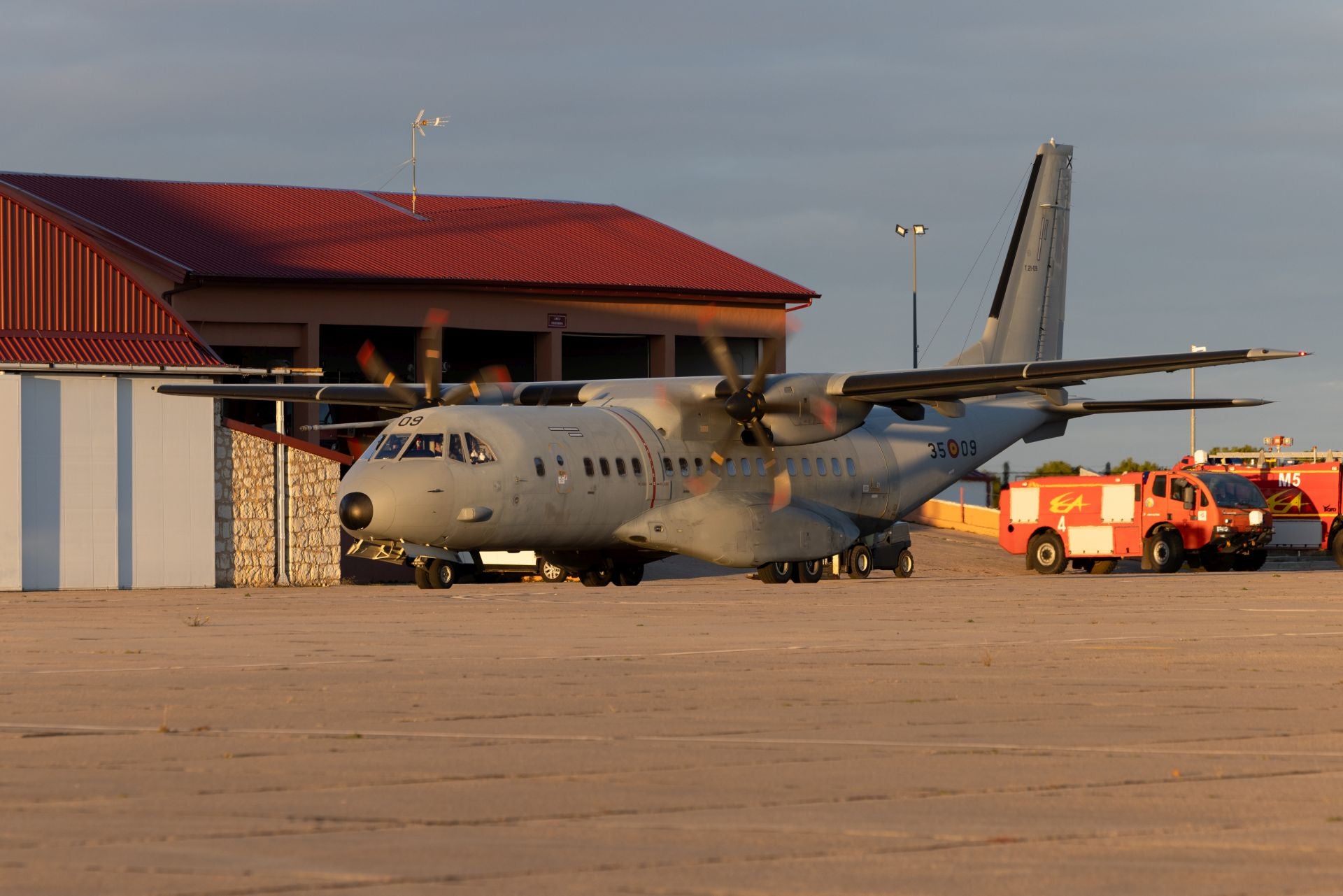 Maniobras paracaidistas en Villanubla