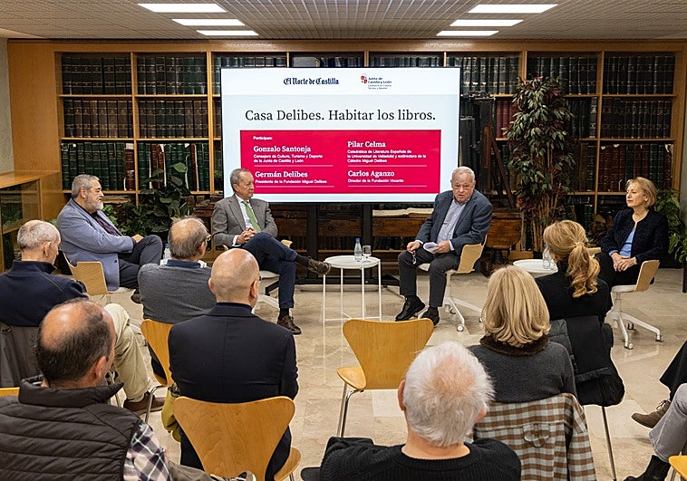Carlos Aganzo, director de la Fundación Vocento; Pilar Celma, catedrática de Literatura Española de la Universidad de Valladolid y exdirectora de la Cátedra Miguel Delibes; Gonzalo Santonja, consejero de Cultura, Turismo y Deporte de la Junta de Castilla y León y Germán Delibes, presidente de la Fundación Miguel Delibes.