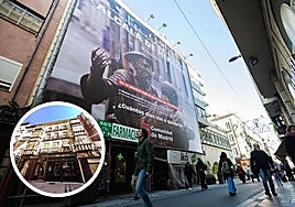 Trampantojo promocional de la Comunidad de Madrid que cubre el edificio de Regalado, 3, un inmueble de 1850.