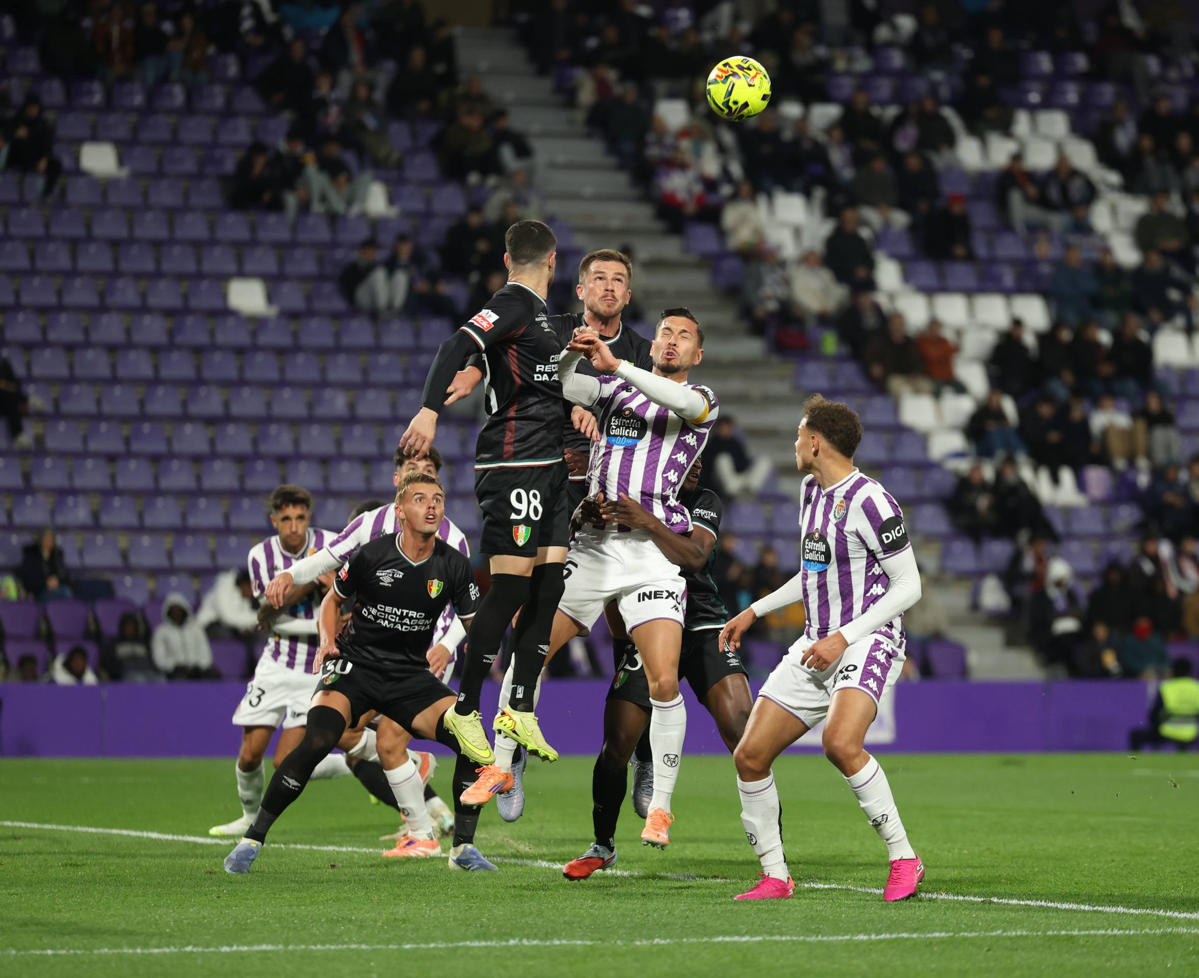 La derrota del Pucela ante el Estrela Amadora, en imágenes