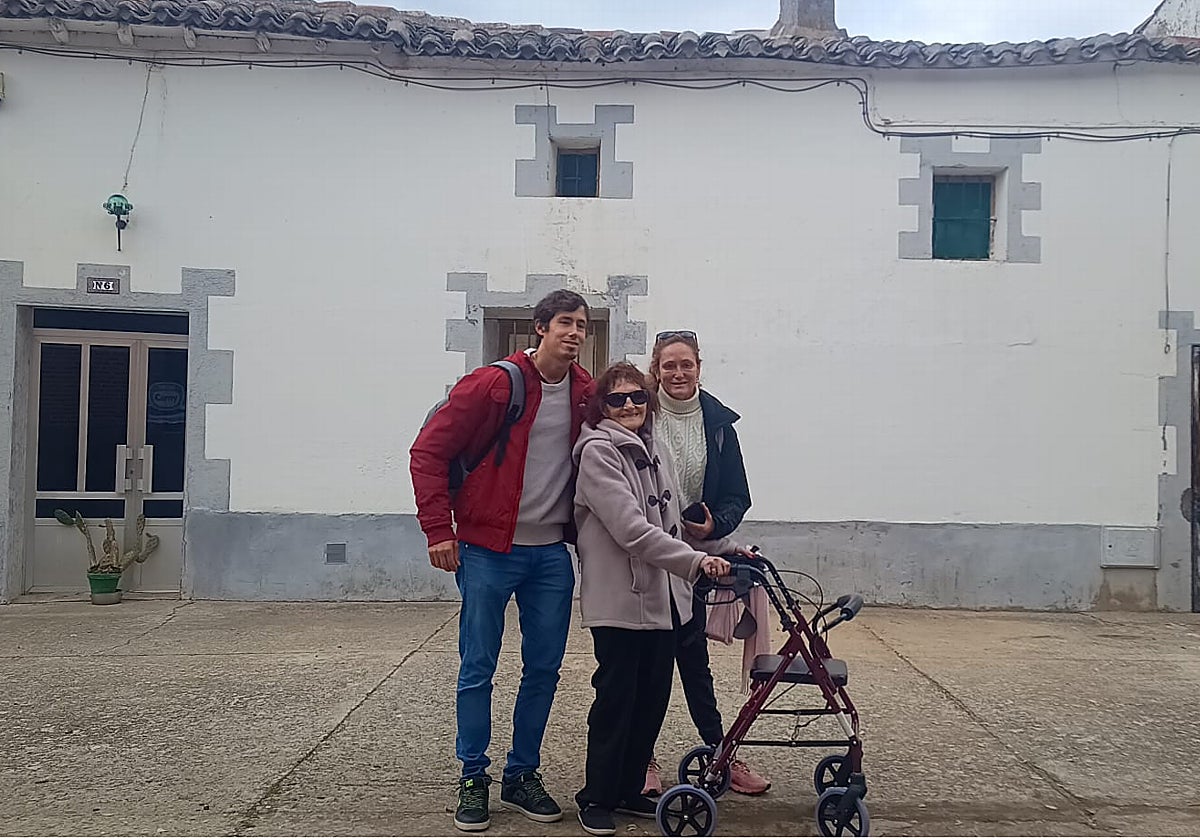 Julita, junto a su hija Carina y su nieto Ezequiel, frente a la casa en la que nació