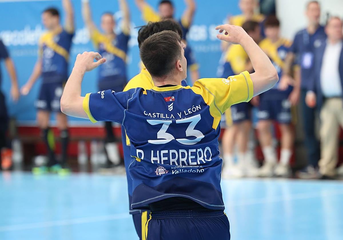 Pablo Herrero celebra un gol en el último partido en Huerta del Rey.