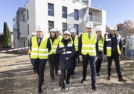 Isabel Rodríguez, junto al delegado del Gobierno, Nicanor Sen, y el consejero de Medio Ambiente, Juan Carlos Suárez-Quiñones, durante la visita a las obras de la calle Campo Charro.