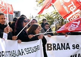 Concentración frente a las puertas del Zambrana, el pasado jueves.