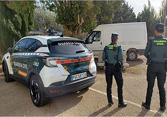 Imagen de los agentes en la localidad de Pedrosa del Rey.