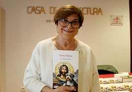 María Jesús Martín, viuda de José Antonio Abella, muestra el libro el día de la presentación.