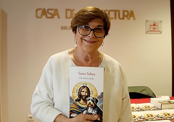María Jesús Martín, viuda de José Antonio Abella, muestra el libro el día de la presentación.