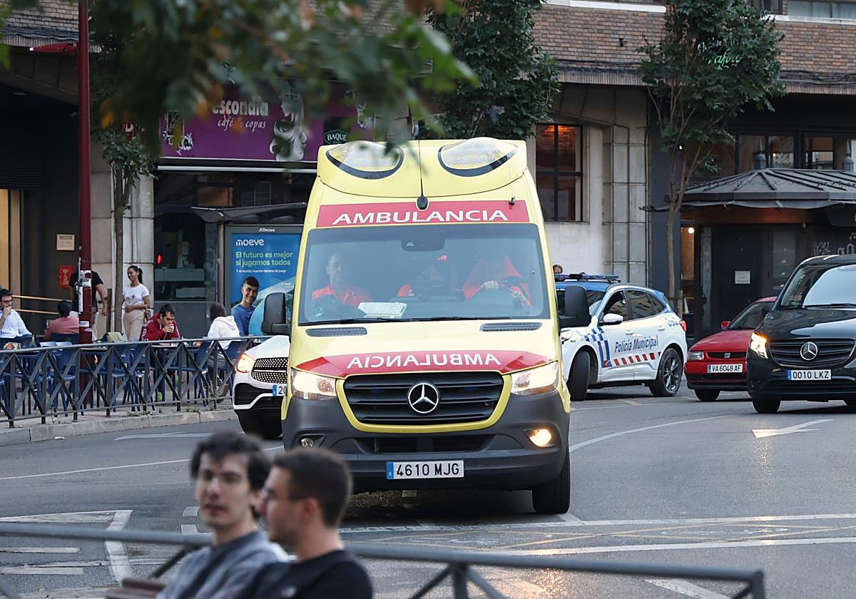 Imagen de archivo de una ambulancia en Valladolid.