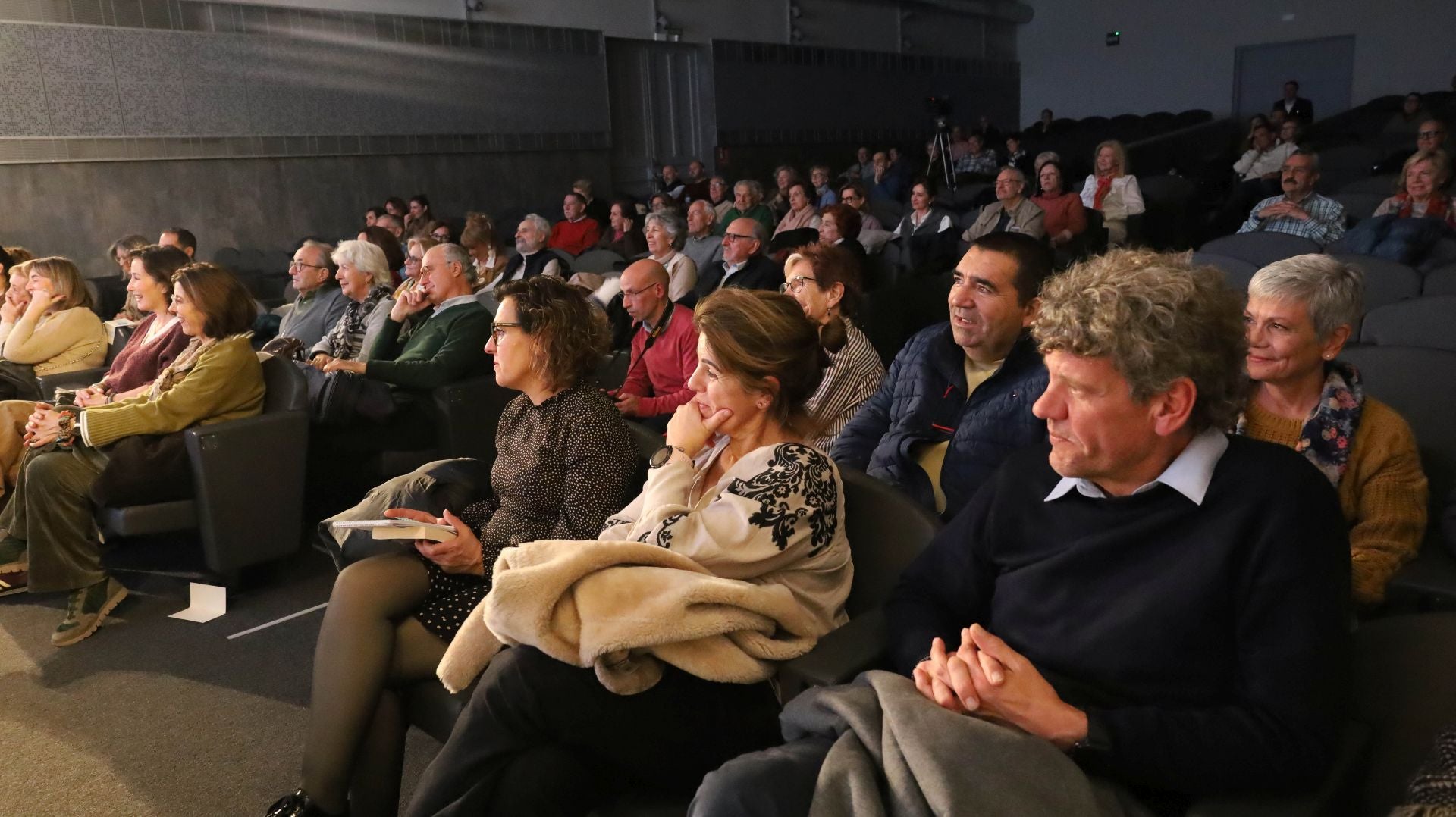 Así ha sido el encuentro literario con Jorge Díaz, de Carmen Mola, en Palencia