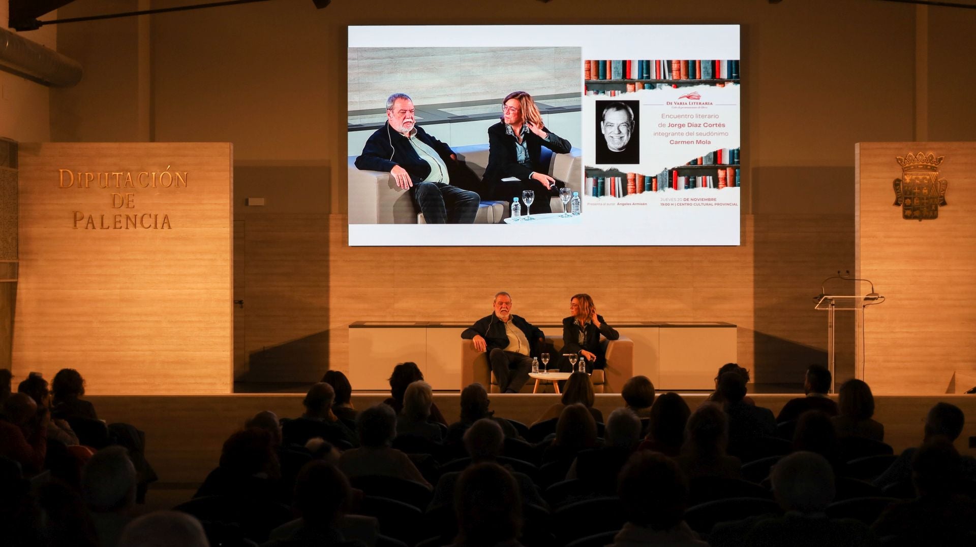 Así ha sido el encuentro literario con Jorge Díaz, de Carmen Mola, en Palencia