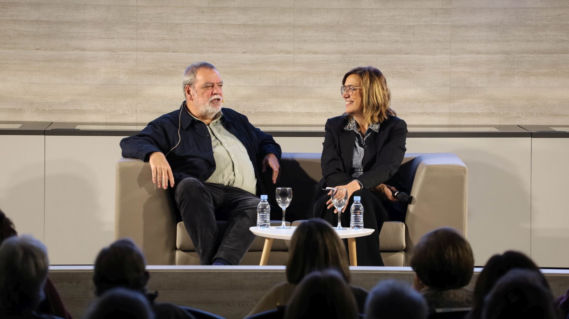 Así ha sido el encuentro literario con Jorge Díaz, de Carmen Mola, en Palencia