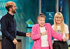 David Broncano con Cayetana Guillén-Cuervo y su madre Gemma Cuervo, en 'La Revuelta'.