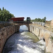 Un camión pasa por el puente de la esclusa, en una imagen de archivo.