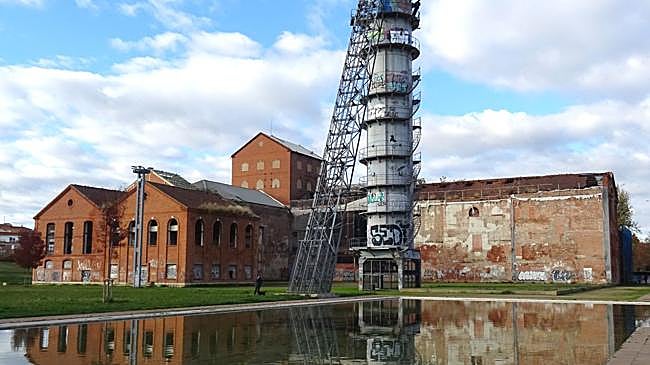 Imagen después - Estado de la azucarera en 2007, cuando su exterior se cubrió con trampantojos decorativos, y en la actualidad.