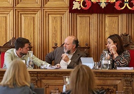 El concejal de Urbanismo conversa con el edil de Hacienda y la alcaldesa.