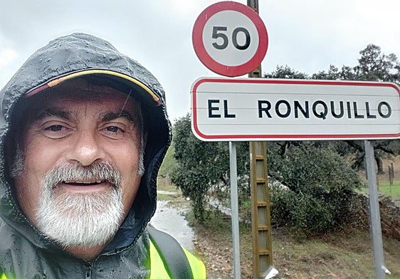 José Manuel, el día que llegó a El Ronquillo (Sevilla), bajo la lluvia.
