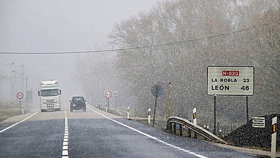 La nieve obliga a extremar la precaución en las carreteras de Castilla y León