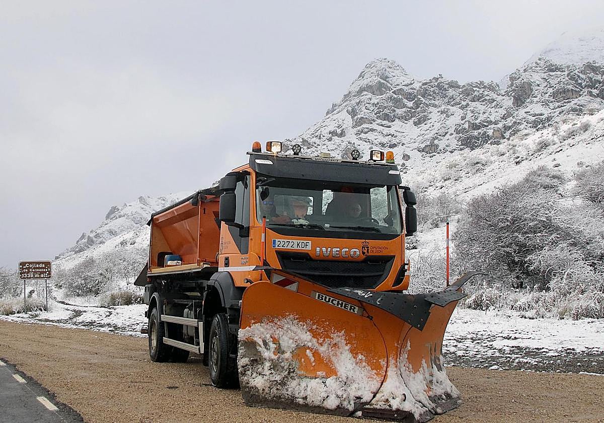 Una máquina quitanieves circula este jueves por una carretera nevada de León.