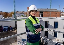 Isabel Rodríguez, ministra de Vivienda y Agenda Urbana, posa tras la visita a los pisos de la calle Campo Charro, en Valladolid.