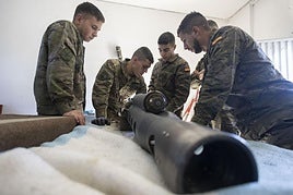 Alumnos de la Academia de Caballería, durante una clase de técnica militar en la base de Teniente Galiana.