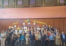En la celebración no faltó la foto de recuerdo con los jubilados y la corporación municipal