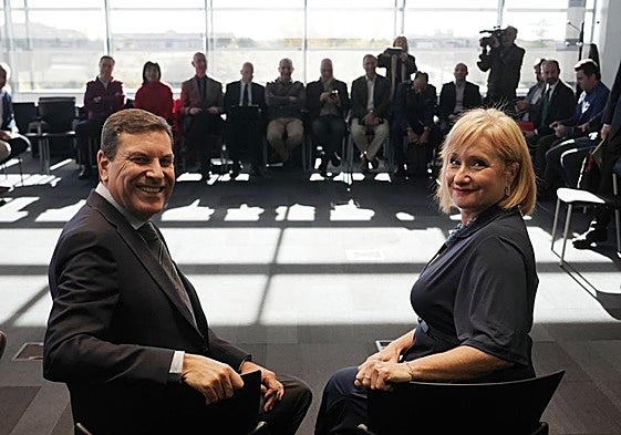 Carriedo, con la consejera Leticia García, en la mesa del sector de la Seguridad y la Defensa.