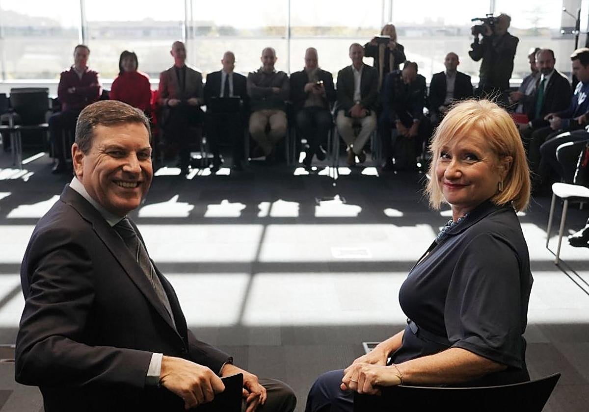 Carriedo, con la consejera Leticia García, en la mesa del sector de la Seguridad y la Defensa.