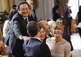 El fiscal general saluda a Pedro Sánchez en presencia de Begoña Gómez, en una imagen de archivo.